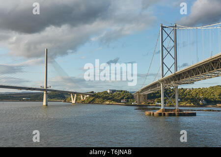 El nuevo Queensferry cruzando el puente sobre el Firth of Forth con el antiguo puente de Forth Road en Edimburgo Escocia
