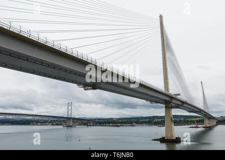 El nuevo Queensferry cruzando el puente sobre el Firth of Forth con el antiguo puente de Forth Road en Edimburgo Escocia