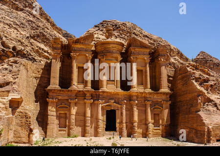 Vista del famoso 'Monasterio' (ad-Dayr y el-Deir) en Petra, Jordania. Foto de stock