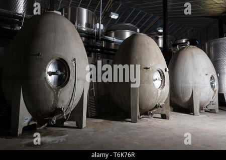 Tanques de fermentación de hormigón. Coates y Seely Vineyard and Winery, The Harroway, Whitchurch, Hampshire, Foto de stock