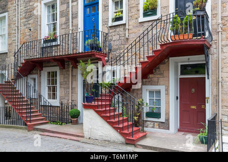 Fachada de casas residenciales con dos pisos y una escalera Fotografía de  stock - Alamy