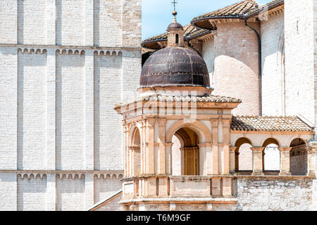 La Basílica Papal de San Francisco de Asís en Italia con la iglesia catedral fachada y acercamiento de pequeño campanario con nadie Foto de stock