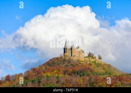 Castillo Hohenzollern en otoño con la nube blanca, cerca de Hechingen, Suabia, Baden-Wurttemberg, Alemania Foto de stock