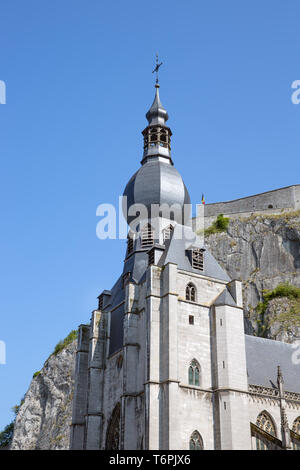 Mirando a la Iglesia y a la ciudadela de Dinant, Bélgica Foto de stock