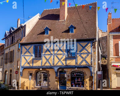 Histórica casa de entramados, Montlucon, departamento de Allier, Auvergne-Rhone-Alpes, Francia, Europa Foto de stock