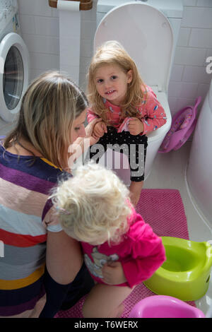 Un niño de 2 años, se sienta en el orinal Fotografía de stock - Alamy