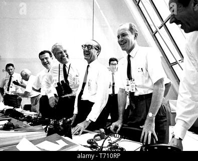 Funcionarios de la misión Apolo 11 relajante en el Centro de Control de lanzamiento en el Kennedy Space Center en Merritt Island, Florida, incluyendo Charles W Mathews, el Dr. Wernher von Braun, George Mueller, y el General Samuel C Phillips, 16 de julio de 1969. Imagen cortesía de la Administración Nacional de Aeronáutica y del Espacio (NASA). ()