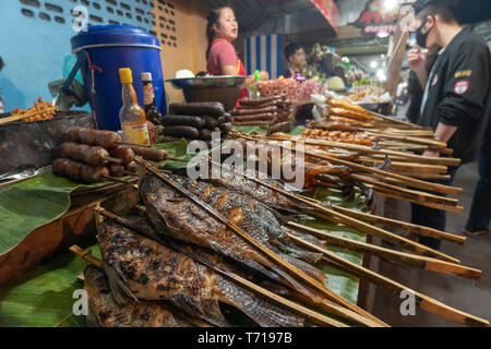 Mercado de alimentos callejeros en Luang Prabang, Laos