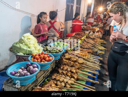 Mercado de alimentos callejeros en Luang Prabang, Laos