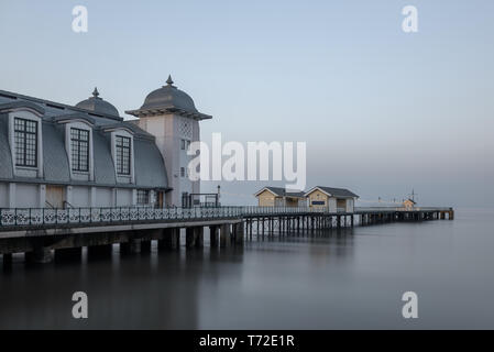 La arquitectura victoriana de Penarth Pier, cerca de Cardiff, en la costa de Gales del Sur. El mar es suave debido a una velocidad de obturación lenta. Foto de stock