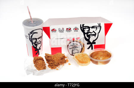Kentucky Fried Chicken, KFC, box comida $5 Rellene con un muslo de pollo frito crujiente y palillo, puré de papas con salsa, galletas, galletas y bebidas Foto de stock