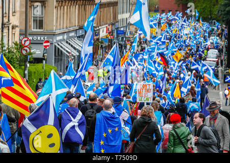 Glasgow, Escocia, Reino Unido. 04 Mayo, 2019. Se estima que 25.000 personas acudieron a tomar parte en un desfile a través de Glasgow en apoyo de la independencia de Escocia. El desfile fue organizado por 'Todos bajo una sola bandera", un grupo que coordina todas las distintas organizaciones que promueven la Independencia Escocesa Crédito: Findlay/Alamy Live News Foto de stock