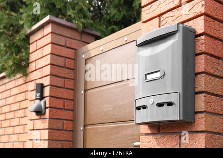 Buzón moderno en el cerco exterior Fotografía de stock - Alamy