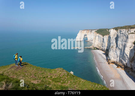 Francia, Normandía: Madre e hijo de pie sobre el césped cubierto de roca acantilados por encima del arco de Playa Etretat