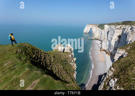 Francia, Normandía: Madre e hijo de pie sobre el césped cubierto de roca acantilados por encima del arco de Playa Etretat
