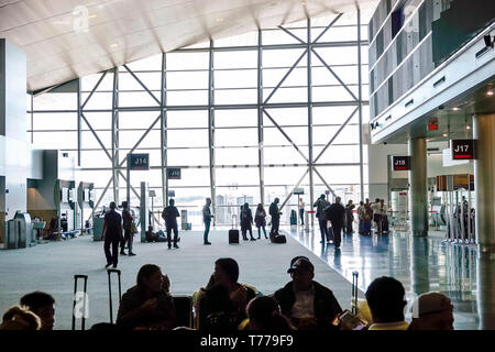 Miami Florida,Aeropuerto Internacional MIA,puerta de la terminal,pasajeros pasajeros jinetes,esperando,FL190118035 Foto de stock