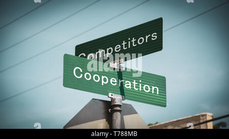 Calle signo la dirección camino a la cooperación frente a sus competidores Foto de stock
