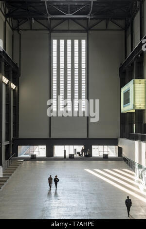 Los visitantes en la rampa de entrada a la inmensa sala de turbinas de la Tate Modern, Bankside, London, UK Foto de stock