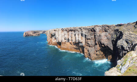Vista del Cabo de San Vicente, Faro de Sagres, el Cabo San Vicente, en el Algarve, Portugal Foto de stock