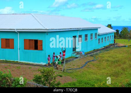 St Kitts, Caribe - 1 de marzo de 2018: un grupo de niños juega en los terrenos de una escuela en la isla caribeña de St Kitts.