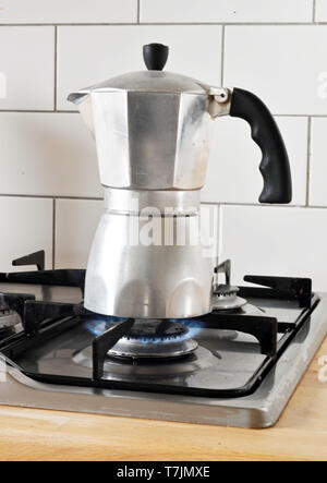 Cafetera para preparar café en la estufa. Taza de café, granos en un tarro.  La vida de la mañana Fotografía de stock - Alamy