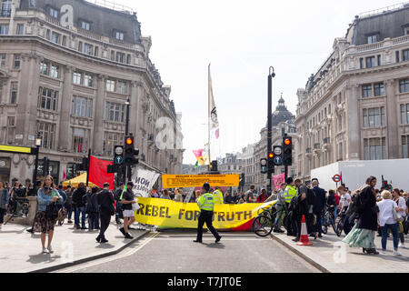Londres - 18 de abril de 2019:- Los manifestantes bloquean la carretera la protesta ambiental.