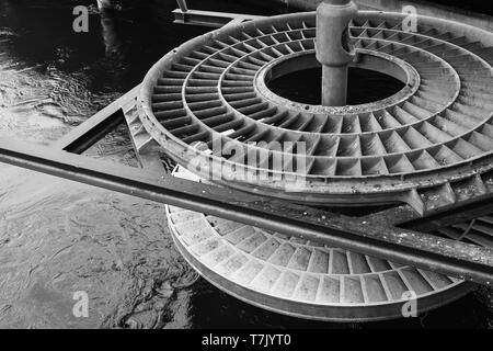 Una turbina de agua en una central hidroeléctrica en Flims Suiza Fotografía  de stock - Alamy