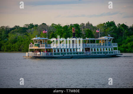 Orlando, Florida. Abril 02, 2019. Disney en ferry sobre el lago azul en Walt Disney World . Foto de stock