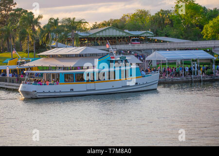 Orlando, Florida. Abril 02, 2019. Taxi acuático en la zona del Reino Mágico de Walt Disney World. Foto de stock