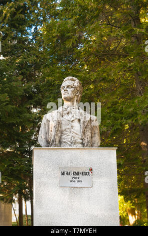 Sinaia, Rumania - Marzo 09, 2019: la estatua de Mihai Eminescu, el mayor poeta rumano. Foto de stock