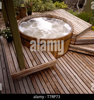 pecado Porque Emulación Bañera de hidromasaje en madera en un país jardín Fotografía de stock -  Alamy