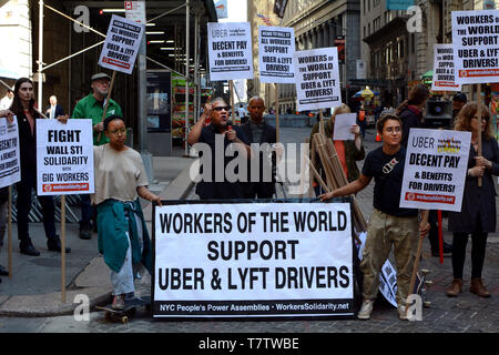 Uber y controladores Lyft con signos en huelga y protestando fuera de la Bolsa de Nueva York a 26 Wall Street en Nueva York, NY, EE.UU. el 8 de mayo, 2019 Foto de stock