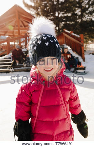 Lindo, chica sonriente patinaje sobre hielo
