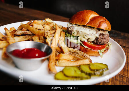 La chalota estragón Cheeseburger con patatas fritas, chapado de calidad restaurante Foto de stock