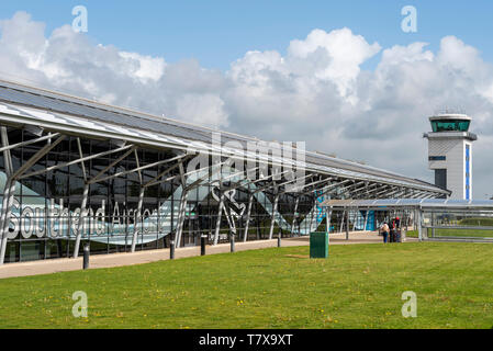 Edificio de la terminal del Aeropuerto Southend de Londres y torre de control de tráfico aéreo, Southend en el mar, Essex, Reino Unido Foto de stock
