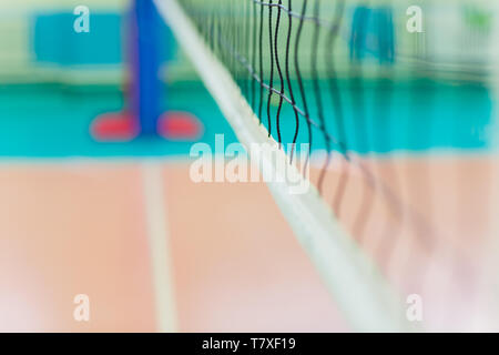 Los pavimentos de goma en el gimnasio vacío voleibol profesional Foto de stock