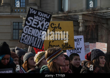 BERLIN, ALEMANIA - 19 de enero de 2019: Cientos de mujeres protestan por la igualdad de derechos y oportunidades en la anual "Mujeres en marzo", un sistema global de movem Foto de stock