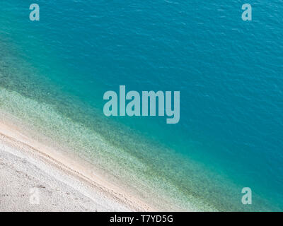 La famosa playa vacía Nugal y calma mar azul en Croacia vista aérea Foto de stock