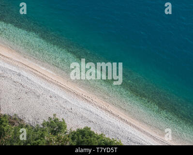 Playa paraíso vacío y calma mar azul en Croacia Foto de stock