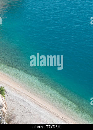 Hidden Beach y calma el azul del mar en la costa del mar Adriático Foto de stock