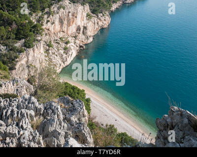 Playa vacía oculta Nugal en Croacia y la calma del mar azul en día soleado Foto de stock