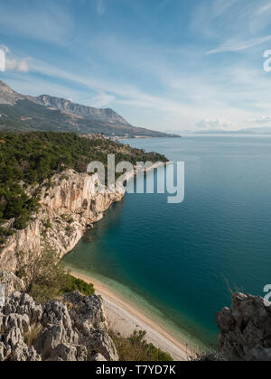 La famosa playa de Nugal y calma el azul del mar en un día soleado de verano en Croacia Foto de stock