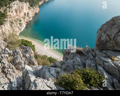 Ver vacío oculto y tranquilo de playa mar azul desde el acantilado Foto de stock
