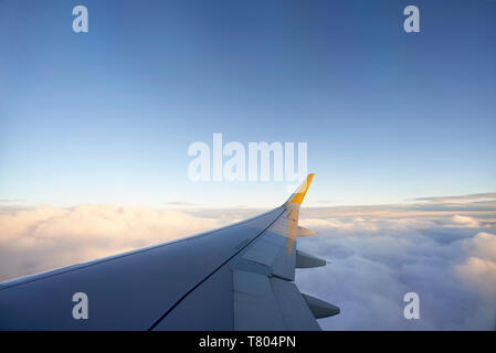 Hermosa toma del ala de un avión a gran altura en el cielo en altura.