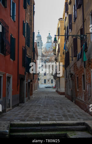 Calle angosta en la hermosa ciudad de Venecia en Italia.