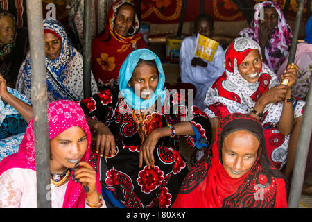 Muy coloridos vestidos Toubou mujeres, Tribales festival, la Place de la Nation, N'Djamena, Chad, África