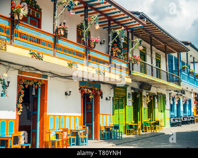 Línea de coloridas casas del parque Principal, Jardín, Antioquia, Colombia, Sur America