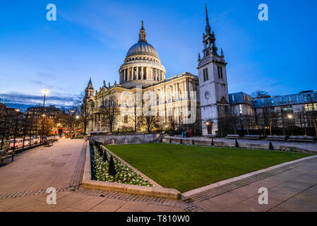 Catedral de San Pablo en la noche, la ciudad de Londres, Inglaterra, Reino Unido, Europa