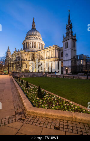 Catedral de San Pablo en la noche, la ciudad de Londres, Inglaterra, Reino Unido, Europa