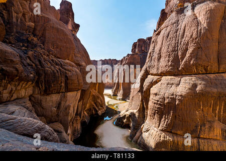 Guelta d'Archei waterhole, la Meseta de Ennedi, Sitio del Patrimonio Mundial de la UNESCO, la región de Ennedi, Chad, África Foto de stock